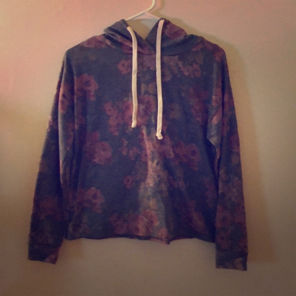 Long sleeved-hooded shirt